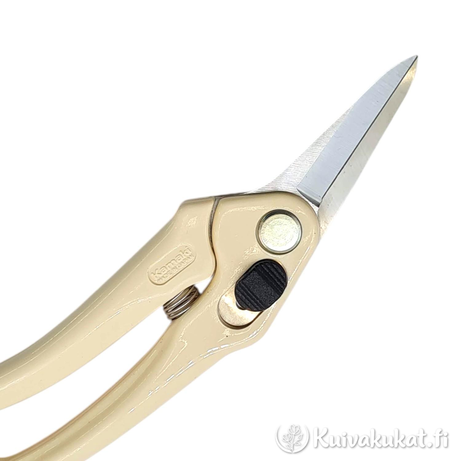 Lähikuva japanilaisista Kamak-kukkasaksista, joissa on vaaleat kahvat, valkoisella taustalla.