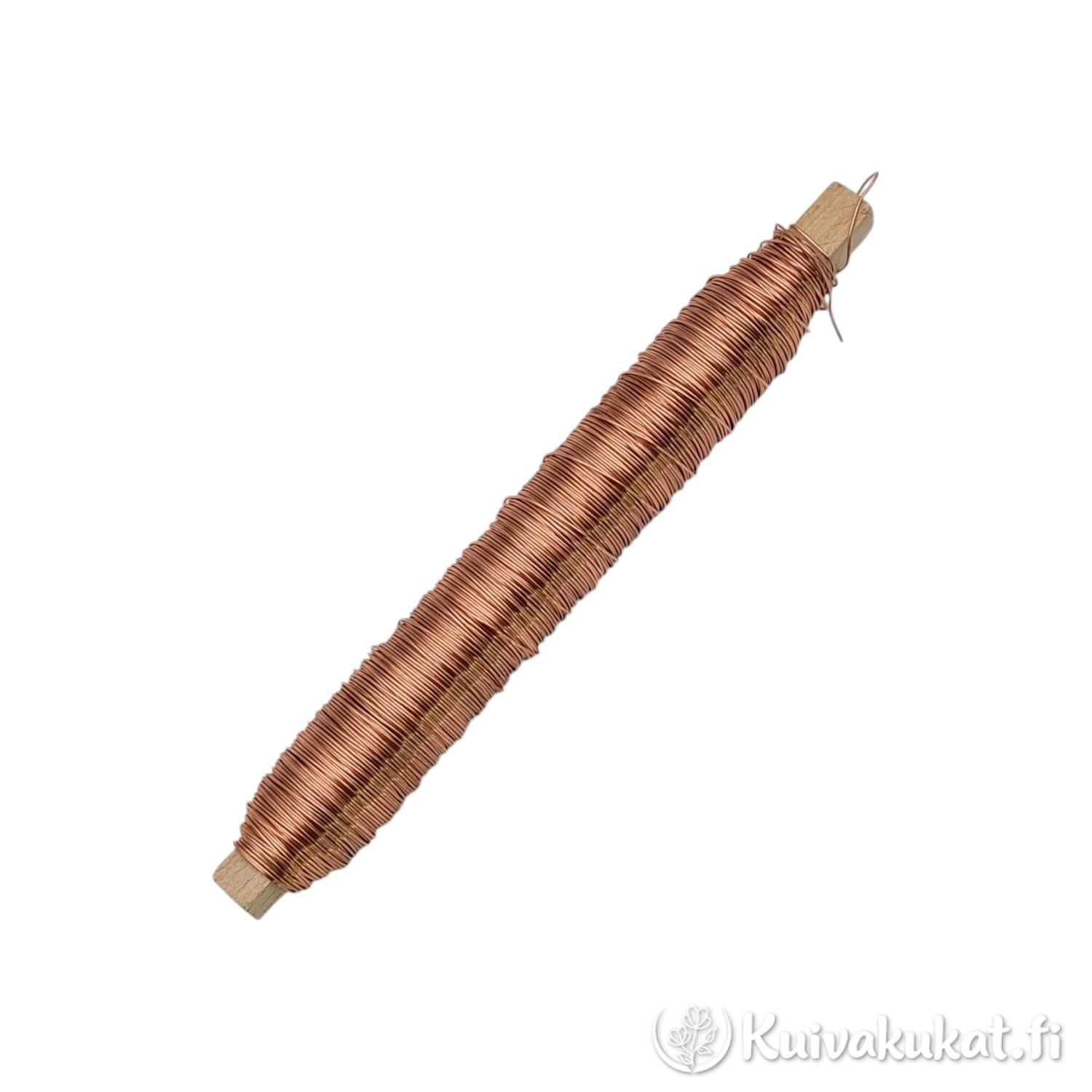 Puola, jossa on 0,5 mm vahvuista kiiltävää kuparinväristä koristepuolalankaa floristiikkaan ja askarteluun.