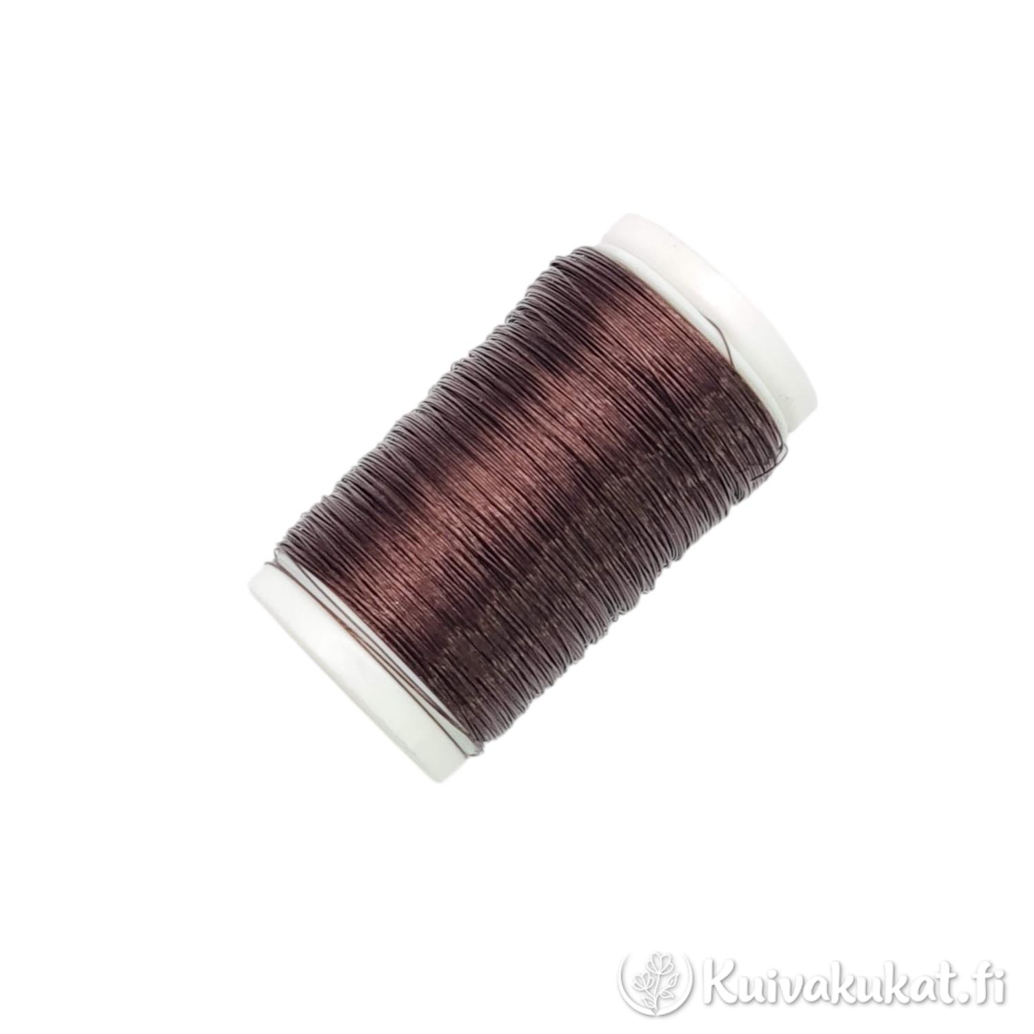 Valkoiselle puolalle kiedottu ohut brandyn sävyinen 0,3 mm myrttilanka valkoisella taustalla.