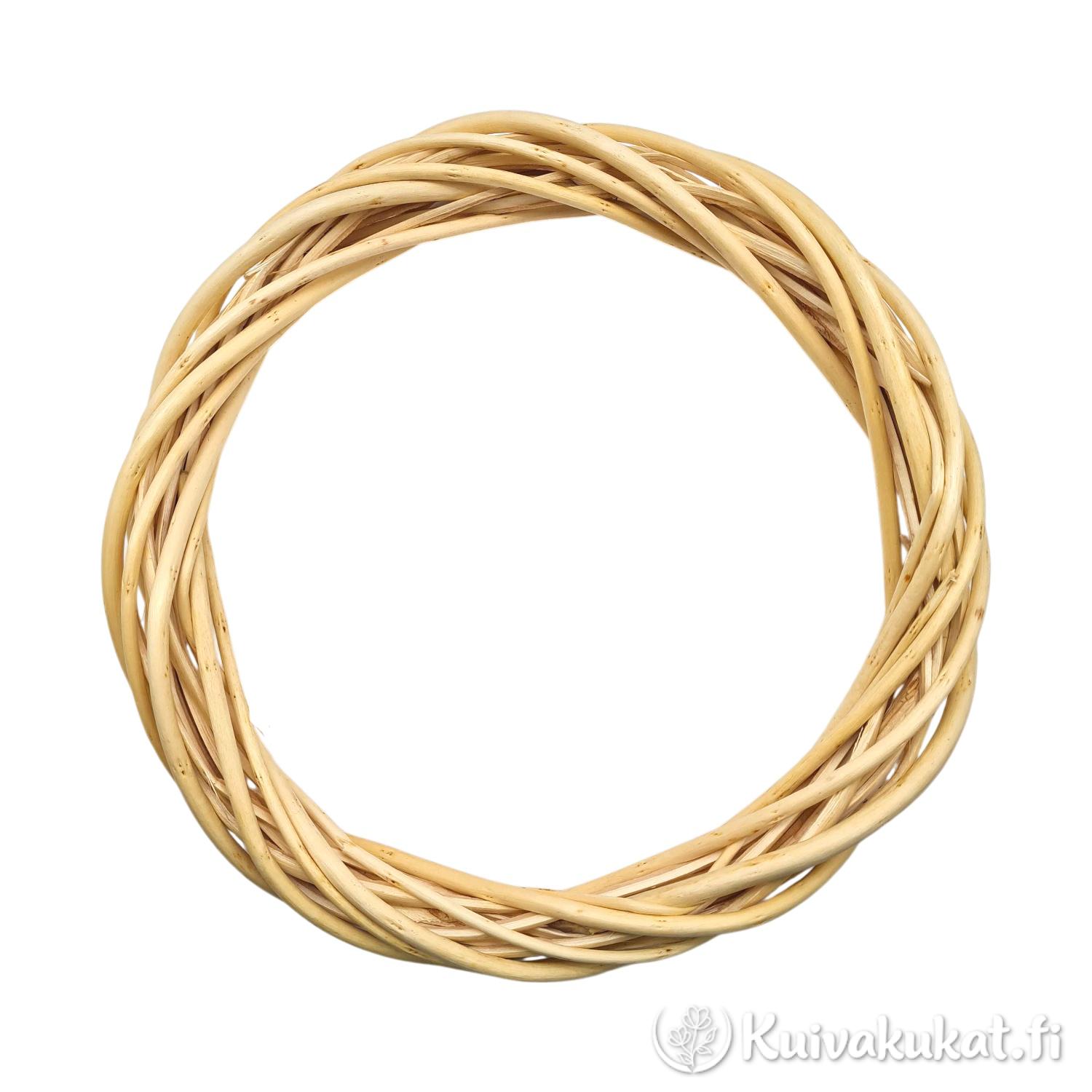 Vaalea, kuoritusta rottingista punottu pyöreä kranssipohja valkoisella taustalla.