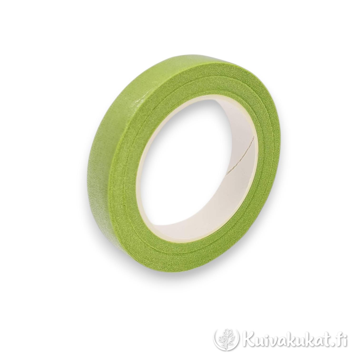 Rulla limenvihreää kukkateippiä valkoisella taustalla.